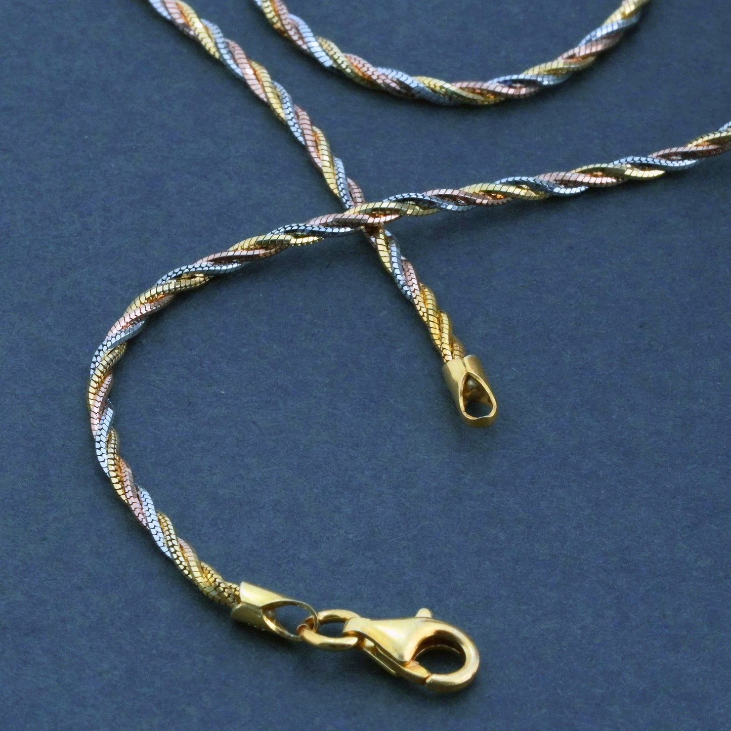 Entangled Minimal Tricolor Anklet